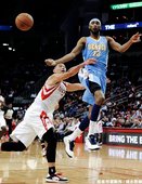 林書豪試圖阻止 Corey Brewer