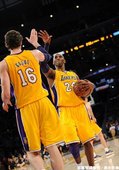 Kobe 與 Gasol 擊掌
