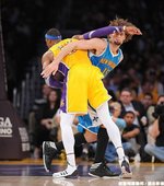 Dwight Howard 與 Robin Lopez 糾纏