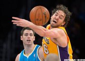 Pau Gasol 爭搶球