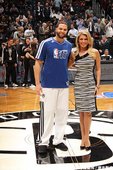 Deron Williams 與美國小姐合照