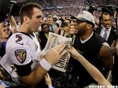 Joe Flacco 與 Ray Lewis 慶祝勝利