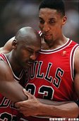 5.1997--冠軍賽第五戰 帶著感冒拼戰的 Jordan 賽後倒在Pippen胸膛