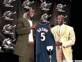 25.2001--身為巫師制服組 挑選 Kwame Brown 狀元成笑柄