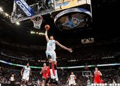 Anthony Davis 飛身扣籃