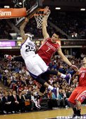 林書豪與Isaiah Thomas的空中親密接觸