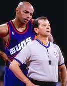 20.對上裁判擺出鬼臉的 Charles Barkley