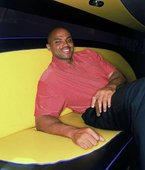 33.躺在沙發上的 Charles Barkley