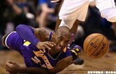 Kobe Bryant 倒在地上搶球