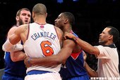 Spencer Hawes、Tyson Chandler 與 Melo 起衝突