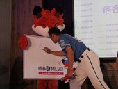陳金鋒對著看板簽名