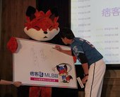 鍾承佑對著看板簽名