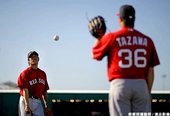 Koji Uehara 與 Junichi Tazawa 兩位日籍投手傳接球