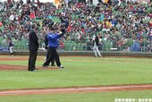 吳副總統開球