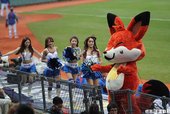 痞客邦吉祥物Happix和啦啦隊女郎