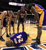 Kobe 絕殺不成  受傷倒地