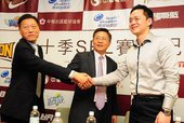 左起裕隆總經理韓正平、裕隆納智捷領隊江育誠、璞園籃球隊副領隊張承中，於本場賽後記者會握手言和。