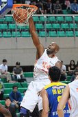 戴維斯維持水準，繳出22分16籃板的成績