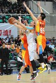 臺北達欣林宜輝(中)遭台灣大陳靖寰等球員包夾