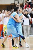 陳子威投進致勝一擊後興奮地與田壘慶祝