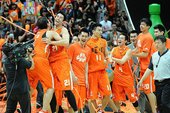奪冠瞬間全隊開心慶祝