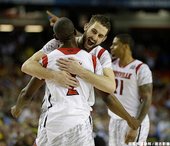 Louisville 擊退 Michigan 奪冠