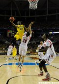 Louisville 擊退 Michigan 奪冠