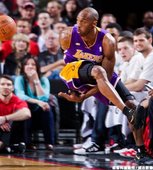 Kobe Bryant 跨下傳球