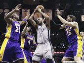 Tim Duncan 遭到包夾