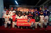 參賽14縣市代表球員與中華棒協彭會長及華南金控劉總經理與張泰山合照