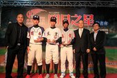 中華棒協林秘書長及華南金控劉總經理與張泰山頒發紀念球給PK冠軍球員