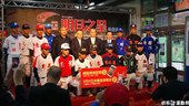 參賽14縣市代表球員與中華棒協彭會長及華南金控劉總經理與張泰山合照