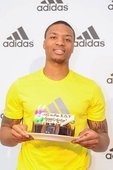 adidas 特別為7/15生日的Damian Lillard準備特製all in for ROY生日蛋糕