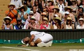 Novak Djokovic回球後倒地