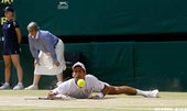 Novak Djokovic劈腿救球