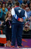 凱特頒發金牌給殘奧男子鐵餅英國選手Aled Davies