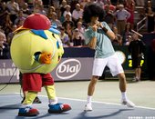 Novak Djokovic與吉祥物跳舞