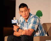仔細聆聽記者提問