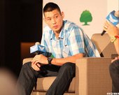 仔細聆聽記者提問