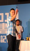 記者會上射飛鏢