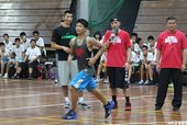 下場與球員一起訓練