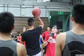 球員仔細觀看