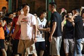 大批球迷簇擁下抵達現場