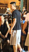 大批球迷簇擁下抵達現場