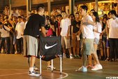 送球給苦候多時的球迷