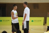 兩人示範打氣動作