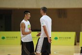 兩人示範打氣動作