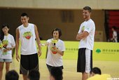 兩人示範打氣動作