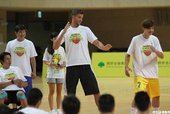 兩人示範打氣動作