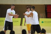 兩人示範打氣動作